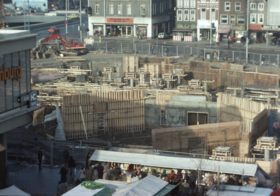 803021 Gezicht op het in aanbouw zijnde Muziekcentrum Vredenburg te Utrecht, vanaf het kantoorgebouw Vredenborch ...